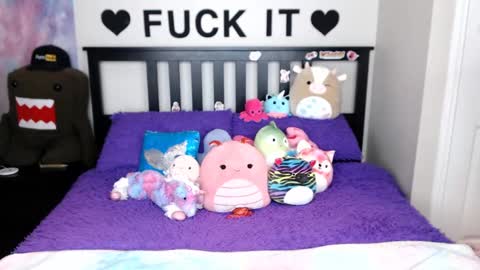 Snapshot of mackenziewolfe chatting on 10.12.25 Mackenzie Wolfe online show from 10.12.25