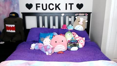 Snapshot of mackenziewolfe chatting on 10.17.25 Mackenzie Wolfe online show from 10.17.25