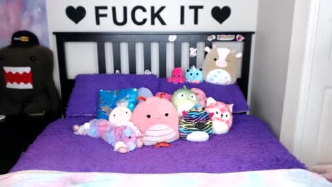 Snapshot of mackenziewolfe chatting on 10.20.25 Mackenzie Wolfe online show from 10.20.25