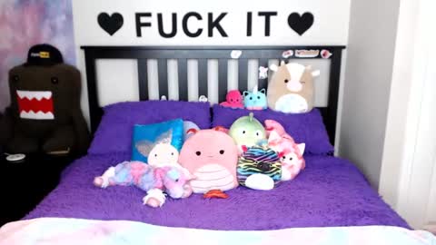 Snapshot of mackenziewolfe chatting on 10.21.25 Mackenzie Wolfe online show from 10.21.25