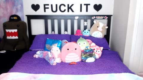 Snapshot of mackenziewolfe chatting on 10.27.25 Mackenzie Wolfe online show from 10.27.25