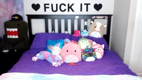 Snapshot of mackenziewolfe chatting on 11.12.25 Mackenzie Wolfe online show from 11.12.25