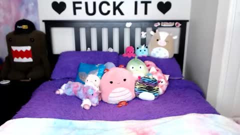 Snapshot of mackenziewolfe chatting on 11.29.25 Mackenzie Wolfe online show from 11.29.25