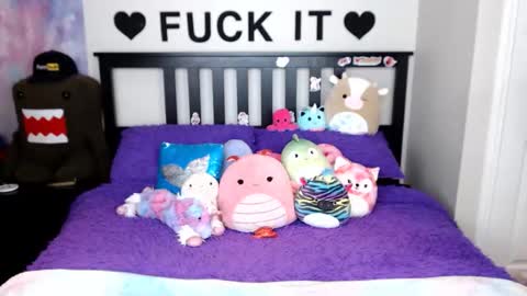 Snapshot of mackenziewolfe chatting on 11.30.25 Mackenzie Wolfe online show from 11.30.25