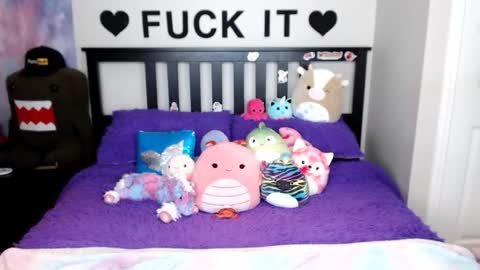 Snapshot of mackenziewolfe chatting on 12.04.25 Mackenzie Wolfe online show from 12.04.25