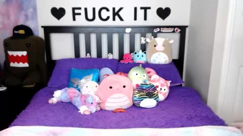 Snapshot of mackenziewolfe chatting on 12.14.25 Mackenzie Wolfe online show from 12.14.25