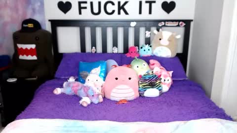 Snapshot of mackenziewolfe chatting on 12.18.25 Mackenzie Wolfe online show from 12.18.25