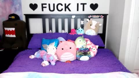 Snapshot of mackenziewolfe chatting on 12.19.25 Mackenzie Wolfe online show from 12.19.25