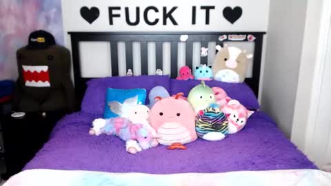 Snapshot of mackenziewolfe chatting on 12.20.25 Mackenzie Wolfe online show from 12.20.25