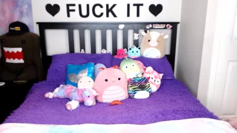 Snapshot of mackenziewolfe chatting on 12.21.25 Mackenzie Wolfe online show from 12.21.25