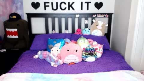 Snapshot of mackenziewolfe chatting on 12.23.25 Mackenzie Wolfe online show from 12.23.25