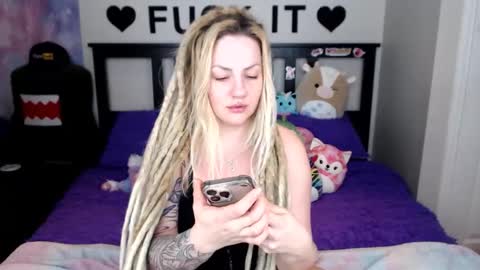 Snapshot of mackenziewolfe chatting on 01.08.26 Mackenzie Wolfe online show from 01.08.26