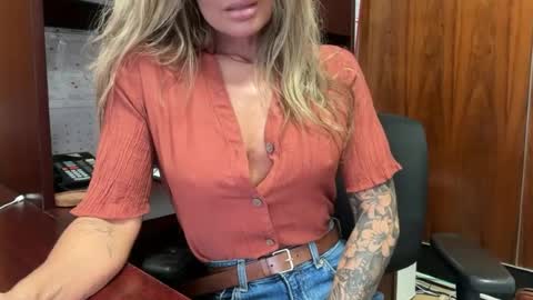 Snapshot of madame_andi chatting on 07.10.26 madame_andi online show from 07.10.26