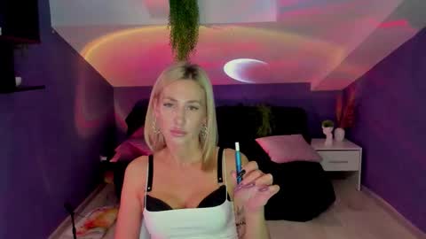 Snapshot of madammilly chatting on 09.29.25 Evelyn online show from 09.29.25