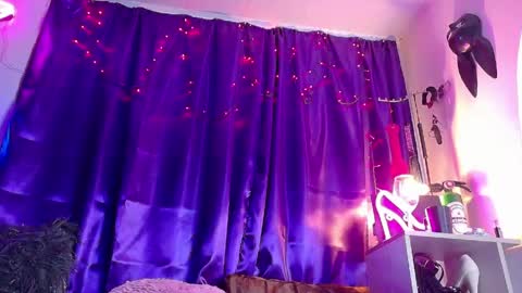 Snapshot of maddilust chatting on 04.16.26 Miss Lust online show from 04.16.26