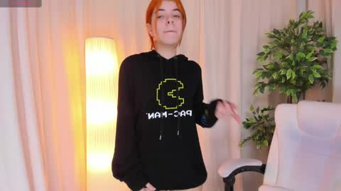 Maddy Please help me with your thumbs up its important online show from 02.27.25