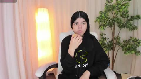 Maddy Please help me with your thumbs up its important online show from 03.07.25