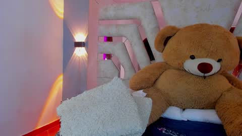 Snapshot of maddycrofft chatting on 01.26.25 Maddy Crofft online show from 01.26.25