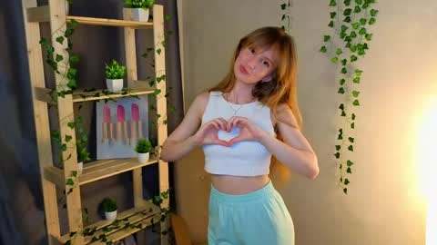 Snapshot of madelishalvay chatting on 05.06.26 Hey Hey my name Victoria online show from 05.06.26