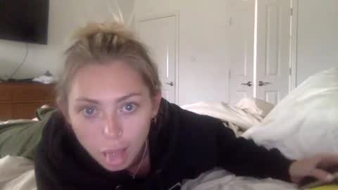 Snapshot of madirose69 chatting on 10.21.25 mari rose online show from 10.21.25