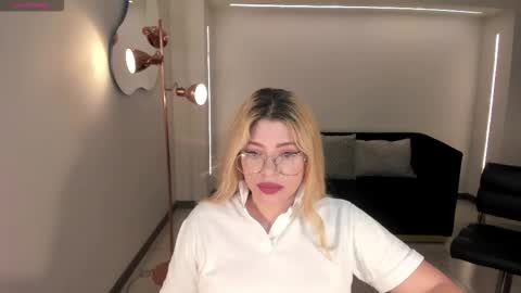 Snapshot of madisonkane chatting on 11.30.25 Madison Kane online show from 11.30.25