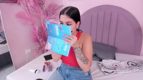 Snapshot of madyscarlett chatting on 10.21.25 madyscarlett online show from 10.21.25