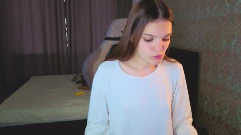 Snapshot of magic_shy chatting on 09.30.25 Merry online show from 09.30.25