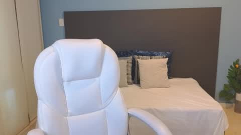 Maiaa Ruiz  online show from 01.18.25