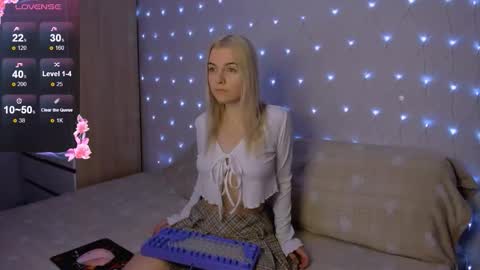 Snapshot of mailin_harrington chatting on 09.19.25 Your kitty online show from 09.19.25