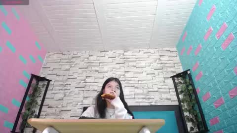 Snapshot of maily_can chatting on 09.22.25 MAILY CAN online show from 09.22.25