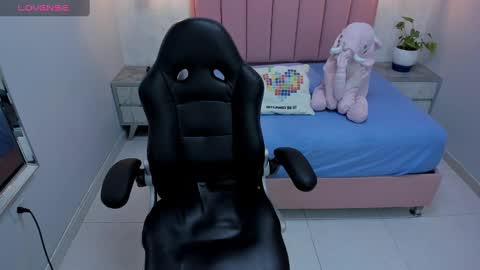 Snapshot of mailylove1 chatting on 02.11.25 M A I L Y online show from 02.11.25