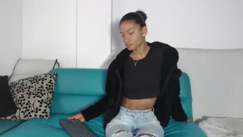 Snapshot of mailyn_gold chatting on 06.20.26 mailyn_gold online show from 06.20.26