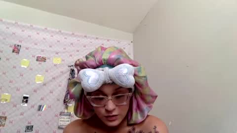 Snapshot of makeouthilldani chatting on 07.20.26 hokulani online show from 07.20.26