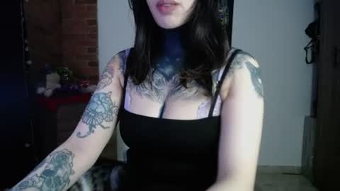 Snapshot of maliceinwonderland25 chatting on 06.18.26 Alice Asylum online show from 06.18.26
