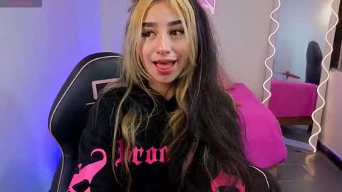 Snapshot of malory_tay chatting on 09.15.25 Malory online show from 09.15.25