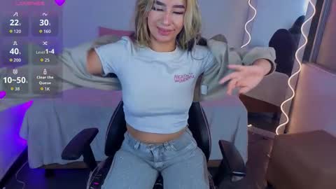 Snapshot of malory_tay chatting on 10.10.25 Malory online show from 10.10.25