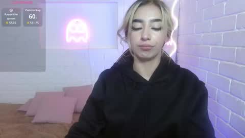 Snapshot of malory_tay chatting on 10.26.25 Malory online show from 10.26.25