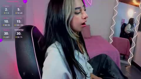 Snapshot of malory_tay chatting on 11.01.25 Malory online show from 11.01.25