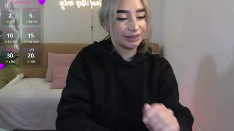 Snapshot of malory_tay chatting on 11.11.25 Malory online show from 11.11.25