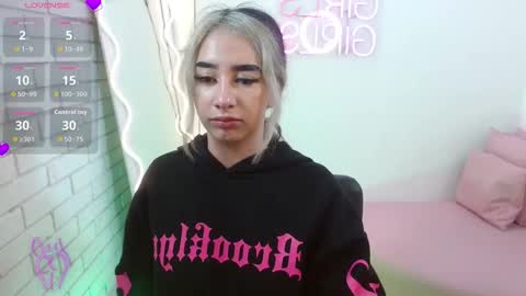 Snapshot of malory_tay chatting on 11.16.25 Malory online show from 11.16.25