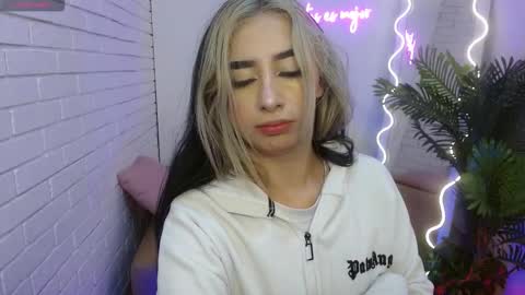 Snapshot of malory_tay chatting on 11.22.25 Malory online show from 11.22.25