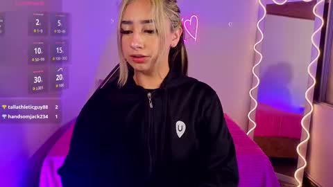 Snapshot of malory_tay chatting on 11.23.25 Malory online show from 11.23.25