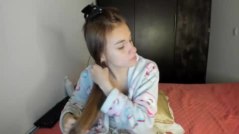 Snapshot of malucam_06 chatting on 01.03.25 instagram nueela online show from 01.03.25