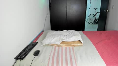 Snapshot of malucam_06 chatting on 01.05.25 instagram nueela online show from 01.05.25