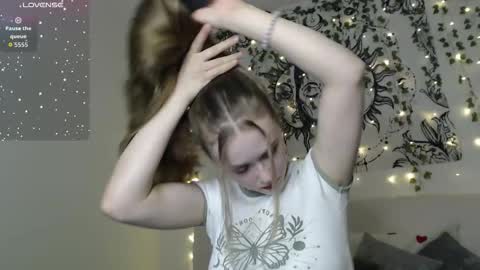 Snapshot of mandymilson chatting on 10.11.25 Mandy online show from 10.11.25