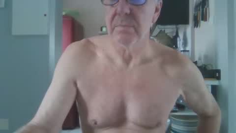 Snapshot of manngrossbite chatting on 03.12.25 manngrossbite online show from 03.12.25