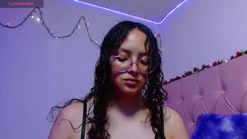 Snapshot of manumeow_ chatting on 12.01.25 Manu online show from 12.01.25