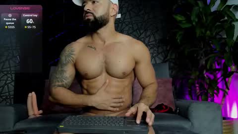 Snapshot of maofenix chatting on 11.23.25 MAOFENIX online show from 11.23.25