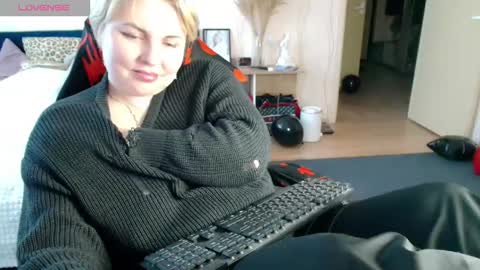 Snapshot of mari_77777 chatting on 02.16.26 Mari online show from 02.16.26