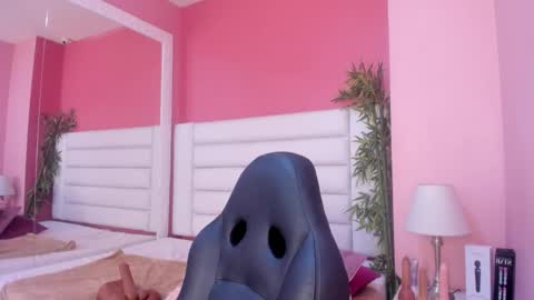 Snapshot of mariam_scott18 chatting on 11.16.25 Mariam online show from 11.16.25